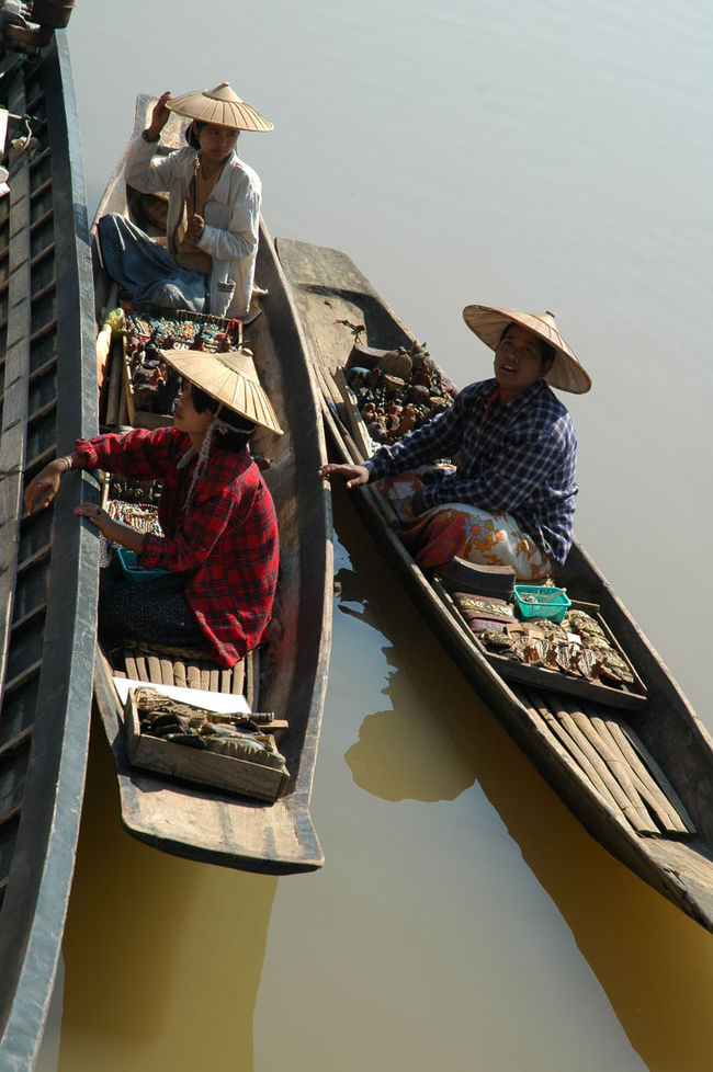 ボートのまわりには物売りの人がしっかりスタンバイ。。。