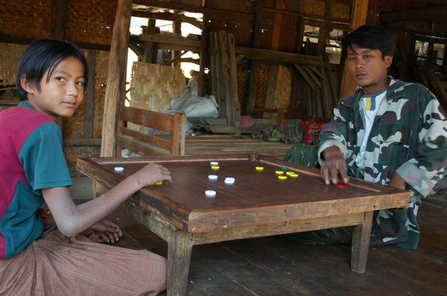 ファウンドーウパゴダへ。<br />ドライバーさんは子供とゲームをして待っています。