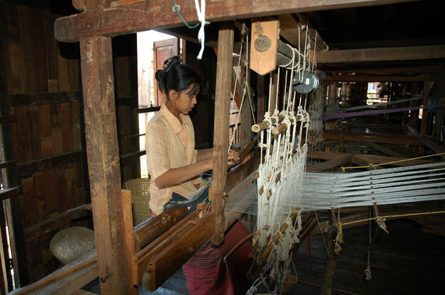 布を織る。