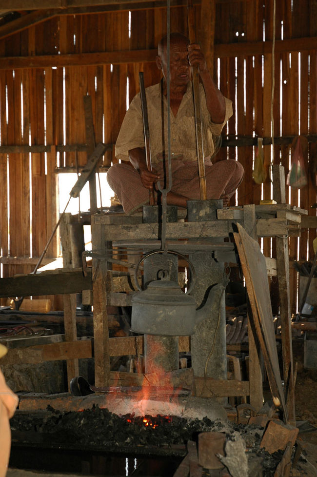 鉄製品の工場へ。<br />暑そう、まるでかまじいだな。