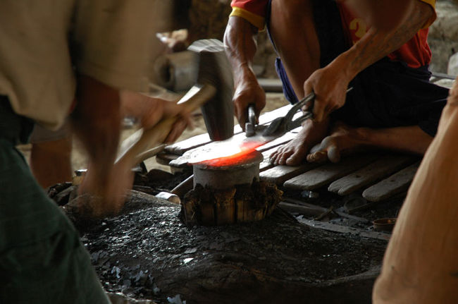熱くなった鉄をすんごい勢いでたたきます。