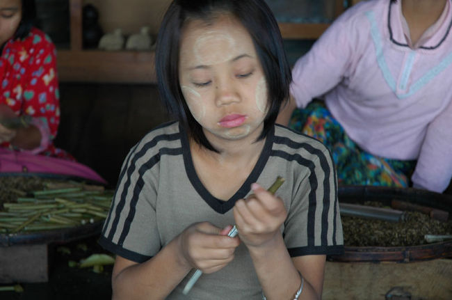 すっごいつまらなそうに葉巻作ってました。<br />やっぱり見世物はイヤよねぇ。<br />まるっきりの観光客向けだったので、村の葉巻工場のほうがよかったです。