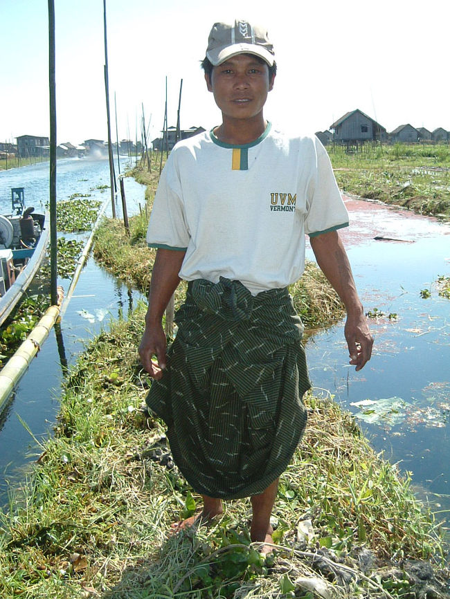 水上の畑の上を歩かせてもらいました。歩くといっても、その場に乗るのが精一杯で歩けませんでしたが、足が冷たくて気持ちいい〜！<br />この人はボートマン。