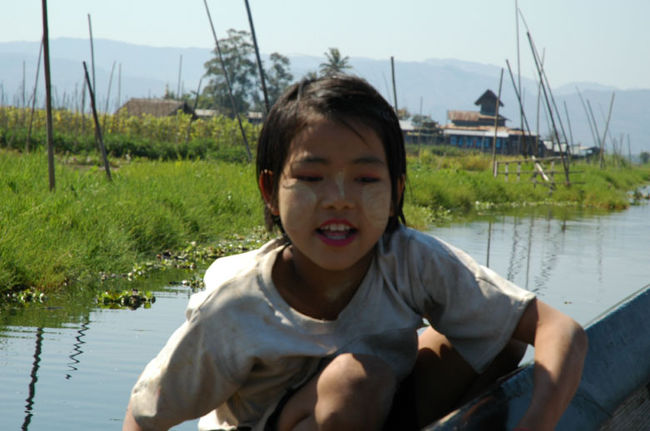 この女の子、いきなり花とトマトを渡してきて「マネー！マネー！」<br />あんまりのどかでボーっとしていたため、何が起きたかわからず、花もトマトも受け取ってしまい、お金も渡してしまいました。嵐のようでした。。。
