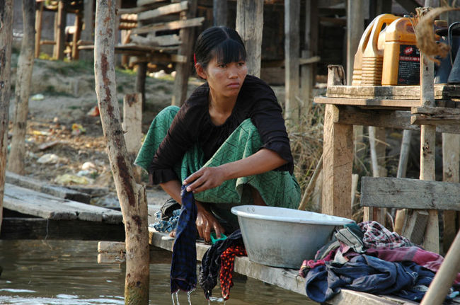 洗濯をする人。