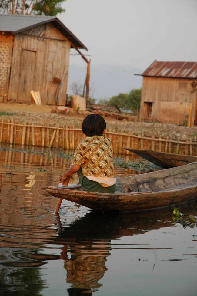 こんな小さい子もカヌーをこぐのか！