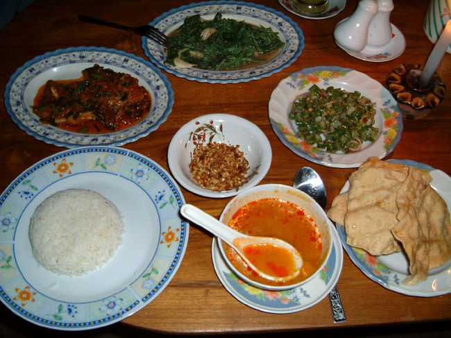 夕食は4度目のミスニャウンシュエ。<br />昼ごろに頼んだら昨日と違うメニューにしてくれました。枝豆のサラダはほのかに甘くておいしい。生野菜もかまわずかなり食べてしまい、次の日お腹こわしました。。。毎日飲んだ正露丸もこの日ばかりは効かなかったっぽいです。