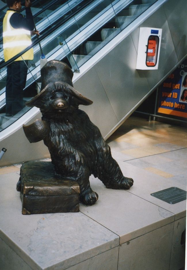 チッペナムへは、パディントン駅からの電車に乗ります。<br />パディントン駅でくまのパディントンくんを発見！