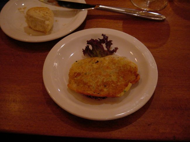 ホテルでゆっくり夕食をとることにしました。<br />最初はふんわり焼いたパンケーキ、醤油風味です。