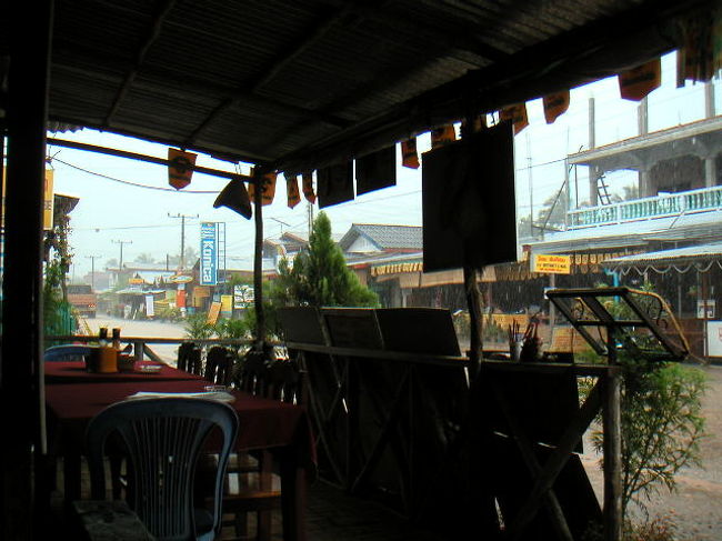 日本に帰ってきてから、このバンビエンという村は観光名所だと知った。が、スコール続きで私はレストランでひたすらビアラオを飲んでいた。