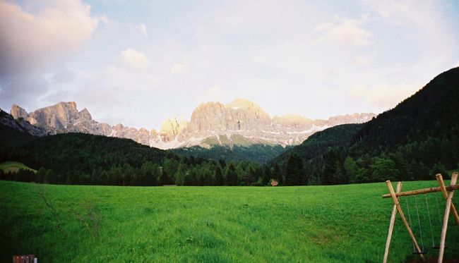 ホテルの庭からはさえぎる物ひとつなく、ローゼンガルテンを楽しめます。<br /><br />ここは写真家の常連さんも多いようです。<br />黒い森の上に、いくつもの塔がドレープのように重なって、青空に向かって聳え立つ姿は壮観です。<br /><br />夕食を食べながらもアーベントグリューエンが始まってしまうのではないかと気になってしかた。ありませんでした