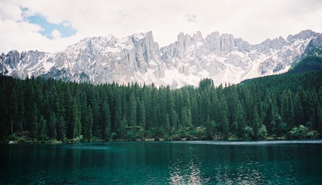 カレッツァ湖<br />小さいけれど湖の色がとても美しい湖です。<br />ラテマール山が湖に影を落とします。