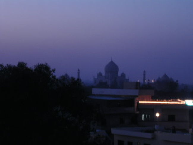 ホテルの屋上から夜のタージマハル。<br />ちょうど350周年記念で、近くでフェスティバルが催されていた。またまた紛れ込んで音楽鑑賞をしたり、ファッションショーを見たり。<br />後日、自分たちの行った翌日、そこで火事があったことを知り驚く。幸いけが人はいなかったよう。<br />