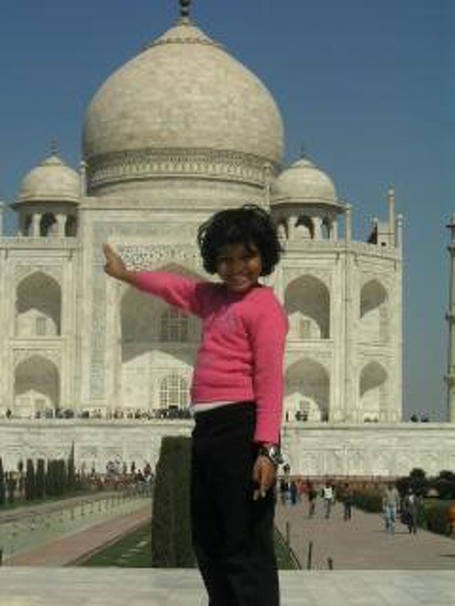 ミナレットをつまむポーズをしようとする女の子。