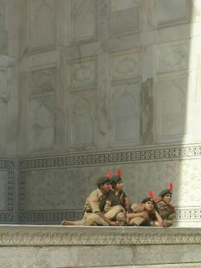 インド人は記念撮影が大好き。<br />たまに一緒に映ってくれとせがまれることも。<br />