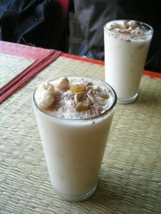 世界で一番おいしい！と看板が出ていた店でスペシャルバナナラッシー。世界で一番というのはどうかと思うけどおいしかった。