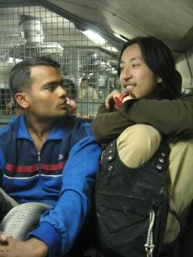 帰りのチケットは予約をしていなかったので、庶民の２等で。思った以上に混んでいて、はじめの１時間はぎゅうぎゅうの入り口で立ちっぱなし。でもそのうち降りた人がいたので座席の方へ行き、空いていた上部へ引き上げてもらって無事座って帰れました。