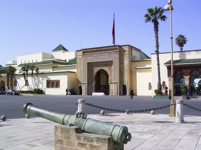 ラバトにある王宮。広い敷地内に白い建物があるだけでしたが、澄み渡る青空と美しい模様の門が印象的。人はほとんどいませんでした。一応、兵士さんが守っています。