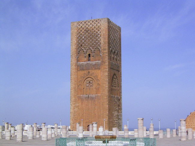 モロッコの首都はカサブランカではなく、ラバトです。だけどラバトの名所はこのハッサン２世の塔(ミナレット）といっても過言ではないです。ほんと大きかった！予定では８８ｍの高さにしようとしていたらしいですが、王の死によって中断し、４４ｍの高さのまま未完成らしいです。それでも世界第３位の高さとか！ここから海が見え、大西洋が広がっています。