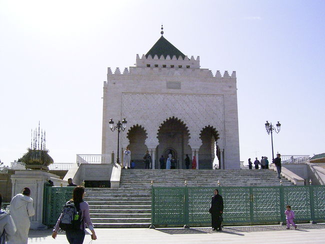 フランスからモロッコの独立を勝ち取った前々国王ムハンマド５世の霊廟。白い建物の外部の彫刻がすごくキレイでした。しかしモロッコの建物の美しさがまだまだ序の口であることにこのときは気づいていない。。。