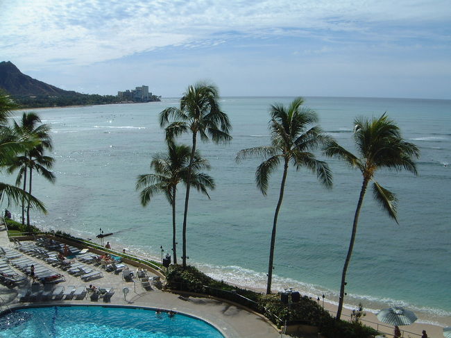 定番のホテルからみえるプール＆海<br />泳いだら、日本の海よりしょっぱいのは何故？<br />だれか教えて、、、