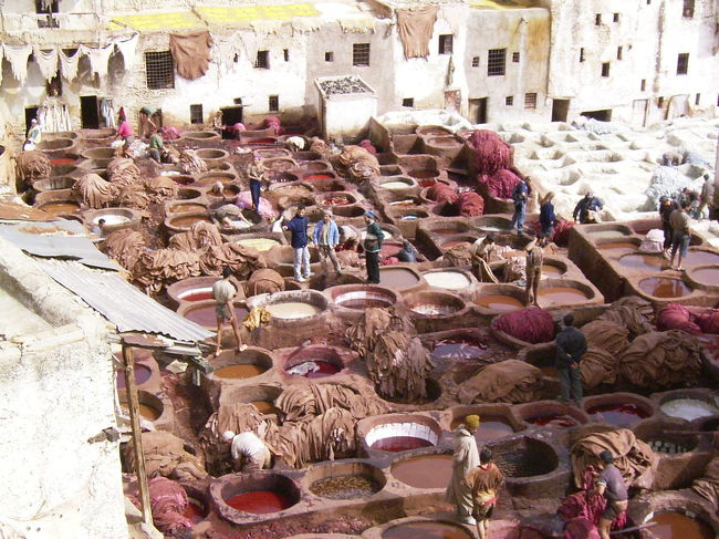 メディナにある革なめし場(タンネリ）にやってきた！革の強烈なにおいが立ち込めているけど、一つ一つ手作業で広げて乾かしていたり、染めている作業を見るのは面白かった。この写真をとった皮製品のお店でラクダの皮製クッションを購入。ちょっと重かったけど、座り心地は抜群です！