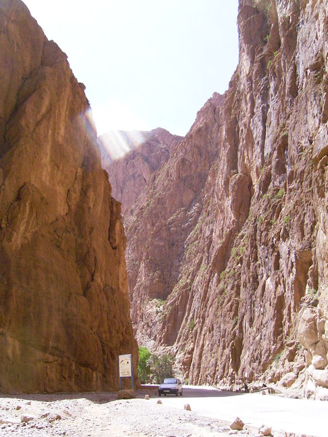 トドラ渓谷の切り立った断崖を見上げると、クライミングしている人も。横を流れる小川のせせらぎが心地よかった。