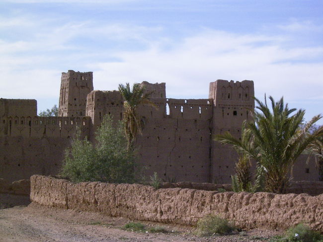 モロッコの50DH札に描かれている古いカスバに行った。乾いた土でひび割れもしているけど、外面の彫り物は細かい部分まで残っている。このカスバはいつまでここにあり続けるのだろうとふと思った。