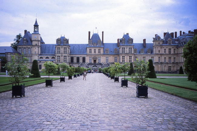 フォンテーヌブロー宮正面（L'aile de l'escalier du Fer-à-cheval）
