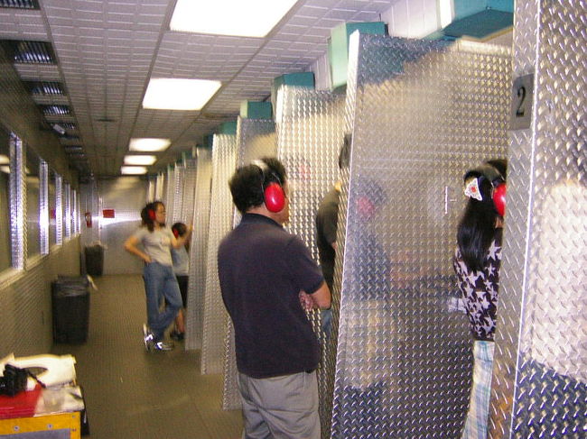 　こんな感じでみんな撃ってます☆　結構、ヘッドホンしててもうるさいので、耳がいたくなっちゃう！！