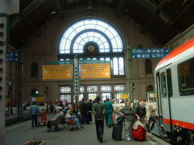 Budapest東駅。この後駅前で地図を見ていたらTourist Policeと名乗る４人組の男女にPassportの提示を要求されました。無事に何も起こりませんでしたが、東欧ではよくあることだそうです。偽装警官もいるので要注意！駅に着いたら早く移動しましょう。