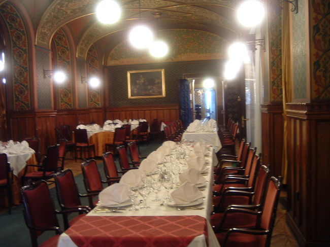 行き当たりばったりで入ったら、大変由緒正しい有名レストランでびっくり。日本人ツアー客がいたのにはさらにびっくり(>_