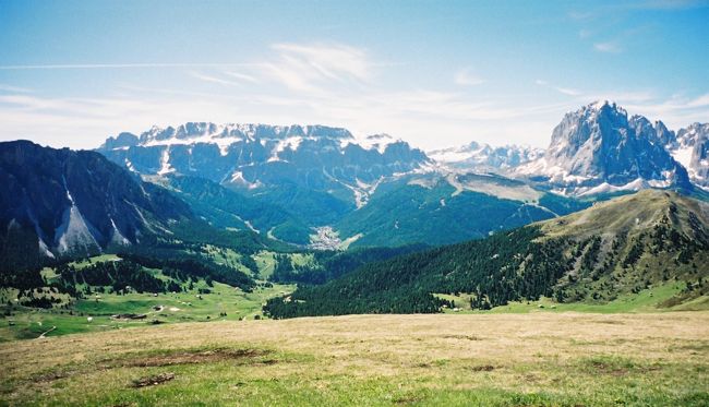 左の台形の山はセッラ山です。<br />これを１週するスキーコース「セッラロンダ」は人気のコースのようです。<br />右に見えているのはジウージ高原の写真にもあったサッソルンゴです。<br />その間が、セッラ峠です。