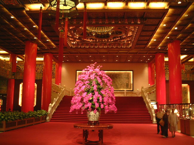 ホテルのロビーは豪華です。<br />奥にはショッピングモールまでありました。