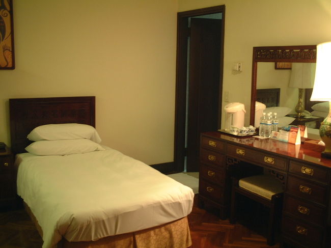 格安ツアーだったので裏側の小さい部屋でした。<br />夜まで遊んでいたので、寝るだけの部屋としては十分。