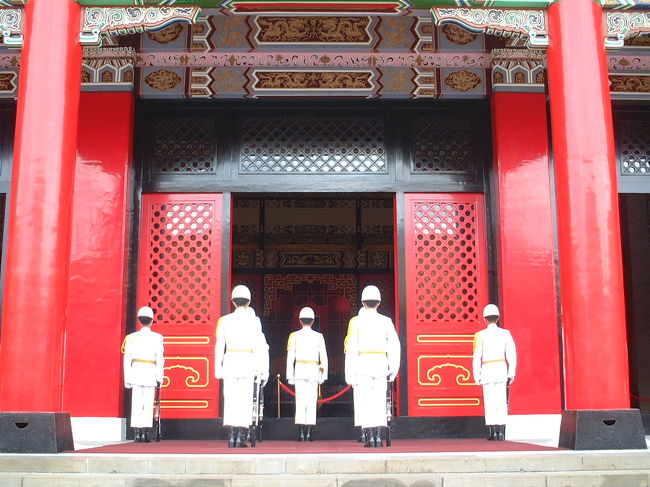 忠烈祠。<br />衛兵交代で賑わっていました。