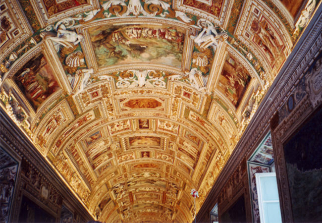 ローマではまずヴァチカン博物館に行きました。開館時刻にいったのですが、ものすごく並んでいて驚きました。また、入ったら入ったで広いわ、人は多いわで自分が観たい作品がなかなかみつからず、同じところを３周位したと思います。それでも、写真の天井の絵画やシスティーナ礼拝堂の『最後の審判』には圧倒され、大満足でした。