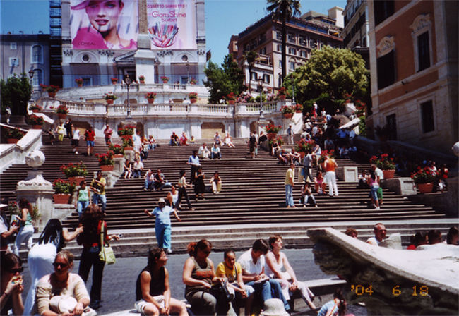 ローマの休日でおなじみのスペイン広場にて。はい。ここでジェラート食べました。ひとりなので、写真は撮ってませんが…。６月にも関わらず、とても暑かったので、冷たいジェラートはとてもおいしかった〜♪