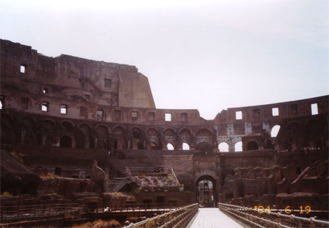 コロッセオ。やはり、本で見るのとは全然違います！朝一で行ったので、全く並ばずに入れて、人も少なく、満喫出来ました。ただ、観光客用にエレベーターが設置されてたことには驚きましたが…。