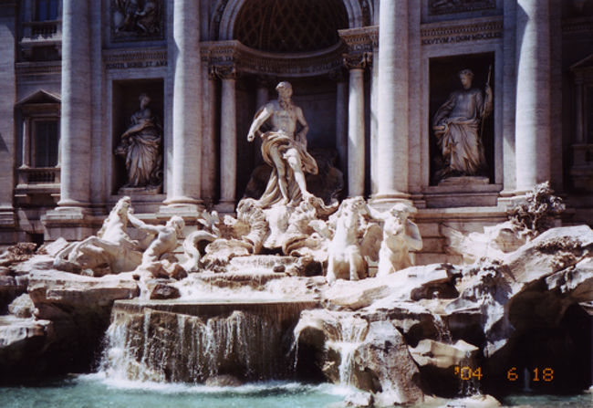 トレヴィの泉。街中で迷ってしまい、なかなかたどりつけませんでした。『肩越しにコインを投げると再びローマを訪れることができる』というエピソードを信じて、コインを投げ入れてきたので、いつかまた行けるかな〜☆<br />このあと、歩き疲れたので街中の停留所から適当にバスに乗りぼぉ〜っと外を見てたところ、えらい郊外まで行ってしまい、危うく帰れなくなるところでした。<br />でも、バスを利用すると色々なところを一気に見れるし、街の大きさとかも分かってくるのでオススメです。