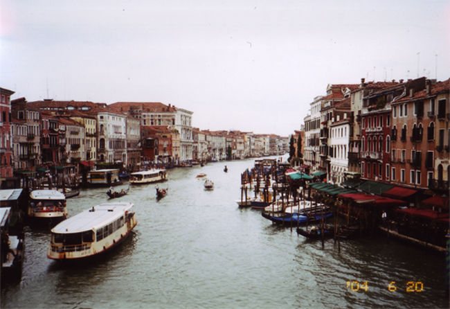 当初の予定にはなかったんですけど、何となく、ヴェネチアに行きたいな〜って思ったんで、ローマから夜行電車で行っちゃいました。早朝に着き、電車を降りたけど運河がない…と思ったら、何を間違えたか一駅前で降りてました。そして、無事S.Luciaに着き、ゴンドラに乗ってサン・マルコ広場へ。早朝で店は開いてないし、雨は降ってるし、寒いしで、どうしようと思ってましたが、時間が経つとどんどん観光客が増え、店も開き、とても賑やかでした。昔、父にリアルト橋で髪飾りを買ってもらったことがあり、約１８年後にまた訪れるとは、当時思ってもみませんでした。アカデミア美術館に行った後、街中をブラブラしながら駅まで戻りました。まるで迷路のような街で、ちょっと狭い路地に入ると、まるでタイムスリップしたような感覚に襲われるほど古い街でした。