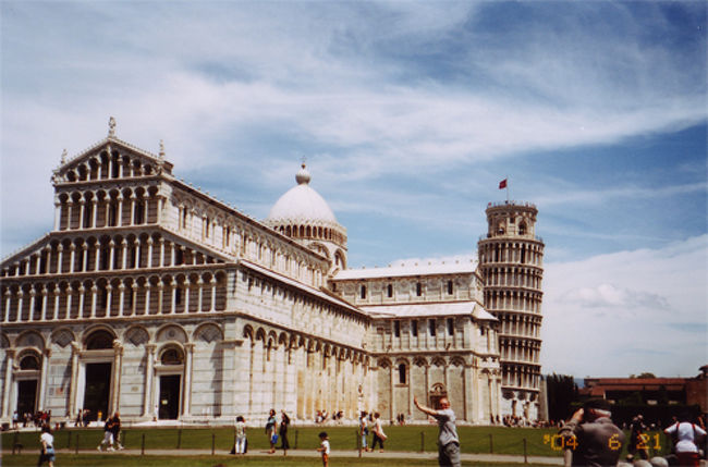 ドゥーモ広場。ピサも思いつきで行きました。長い間ピサの斜塔には登れなかったのですが、また登れるようになったのでこの機会に行くべしと思ったからです！フィレンツェから電車で１時間くらいなので、一日ゆっくりと過ごし、夕方フィレンツェに戻りました。この日はとても気候が良かったので、広場の芝生で２時間も昼寝をしてしまいました。あまりに不用心すぎると周りからは言われましたが、観光客が多かったので大丈夫でした。でも、真似しないでください（笑）ここで、携帯を落として、駅に行く途中に気づき、引き返したら、案内所に届けられてたので万事休すでした。<br />