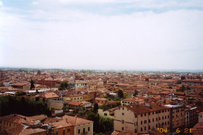 ピサの斜塔からの景色です。斜塔自体そんなに高くないのですが、周りに高い建物が全くないので、とても遠くまで見渡せました。斜塔は名前通り傾いているので、登って行くと変な感覚に襲われますが、なかなか他では体験出来ないので面白いと思います。