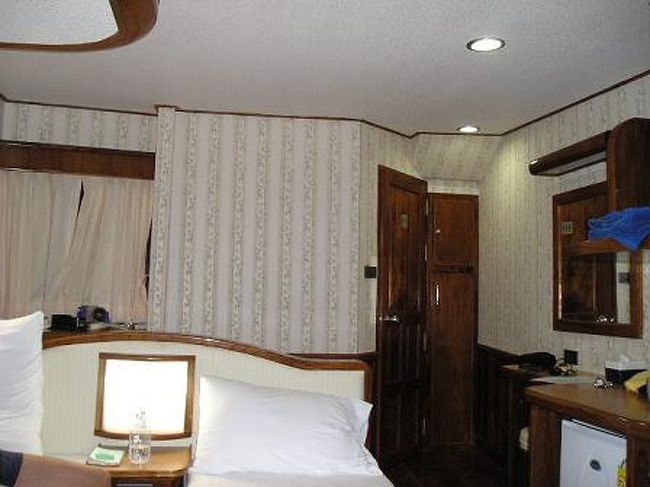 今回泊まったスイートルームです。<br />エアコン、バス、トイレ、冷蔵庫、ソファ付で超快適。<br />読書用のスタンドまであります。