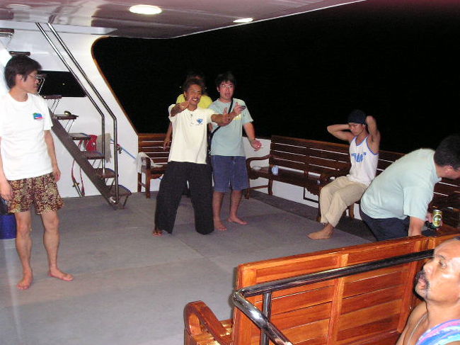 居間の後方にある喫煙スペースです。<br />昼間の船が移動中のときは、風が心地よいため（タバコの煙さえなければ）ここにいたほうが室内より気持ちいいです。<br />