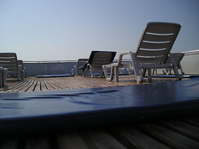 一番上のデッキです。<br />日陰が少ないので、昼間ここで寝るのは日焼け目的以外はきついですが、夜は満点の星空の下で寝られるため、冷房が苦手な人にはお勧めです。<br />