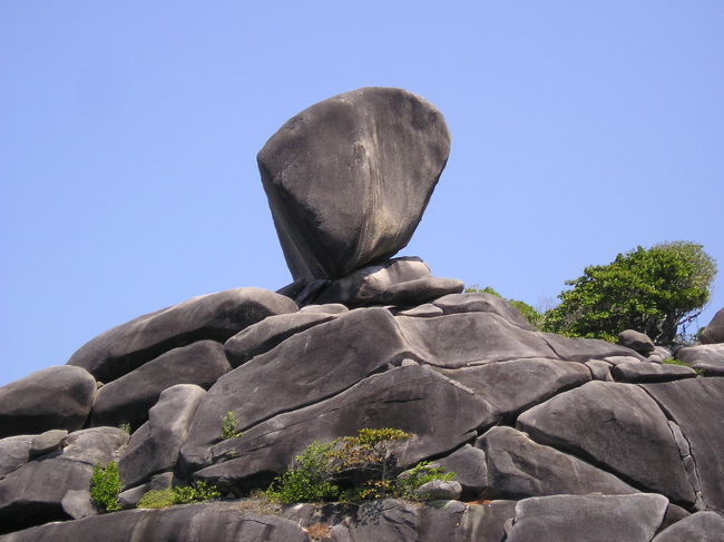 シミラン諸島の島のひとつにあるバランシング・ロックです。<br />4日目のダイビングの合間に上陸して、岩の下まで軽く登山してきました。<br />岩の下には、割り箸ほどの小枝がいっぱいつっかえ棒として置いてありますが、このつっかえ棒が機能しているとはとても思えません（ただの気休め）。<br />