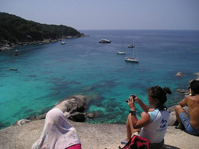 岩の横から海を見た図。<br />海の色がとってもきれい。<br />でも津波のときは、この海があっという間に茶色に変色したんですって。<br />真ん中に見える一番リッパな船がスキューバ・エクスプローラ号です（ここからディンギーというモータ付ゴムボートで島に上陸しました）。