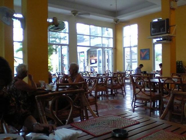 陸に戻って、パトン・ビーチで泊まったAroha Villa（http://phuket.com/aloha-phuket/japan/）のレストランです。<br />結構雰囲気はいいです。<br />シーフード・レストランですが、宿泊客の朝食のダイイニング・ルームとしても使われています。<br />ただ朝食の味は普通でした。