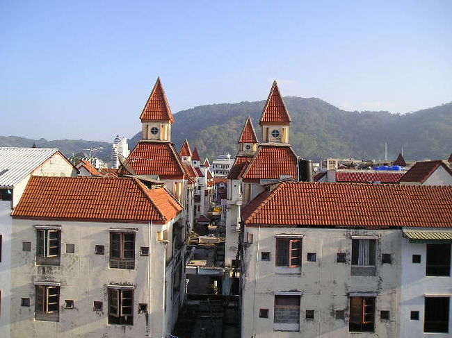 ホテルの窓から中庭越しに見た風景です。<br />一体誰がどうしてこんな建物を作ったのかは、わかりませんが、ヨーロッパみたいにきれいな町並みで、ここがプーケットだということを忘れてしまいそうです。<br />窓からの風景はいいのですが、このホテルははっきり言ってあんまりお勧めしません。<br />町中にあって便利は便利なんですが、リゾートホテルではないため、ヨーロッパからのSEXツーリストや、夜中に廊下で騒ぐ若者が結構いたからです。<br />料金が安い（オンシーズンでツインで一泊1800バーツ）ので、ゲストハウスはイヤだけど高級ホテルに泊まれないという人にいいかも。<br />もちろん、日本語は通じません。